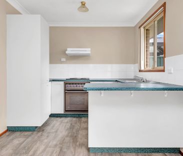 NEAT 3 BEDROOM CLOSE TO EVERYTHING! - Photo 4