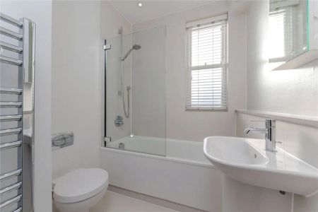 2 bedroom flat in Chelsea - Photo 4