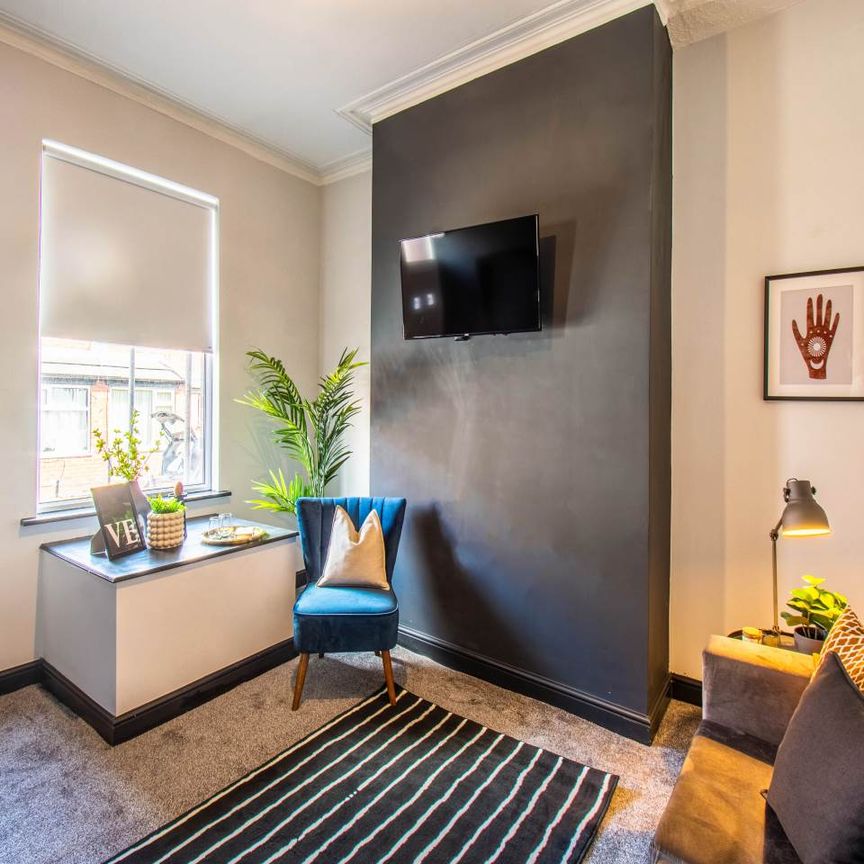 Cross Henley Road (Room 2), Bramley, Leeds - Photo 1