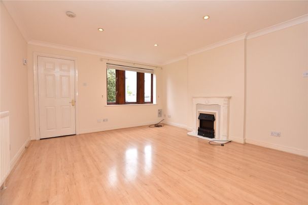 10, Holme Farm Court, New Farnley, Leeds, LS12 5UA - Photo 1