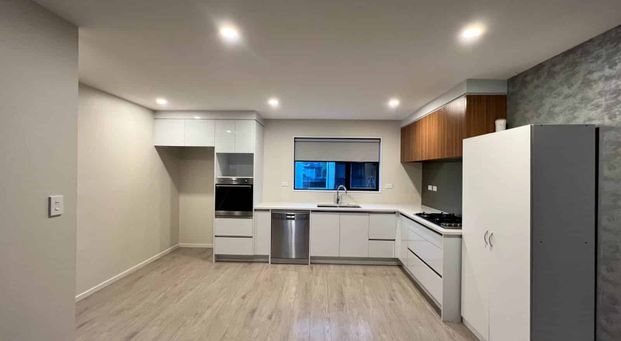 Modern 3-Bedroom Townhouse – Prime Location Ne... - Photo 1