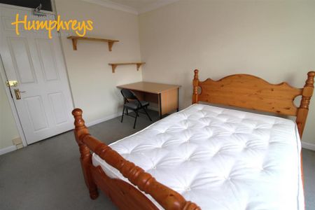 4 bedroom end of terrace house to rent - Photo 5