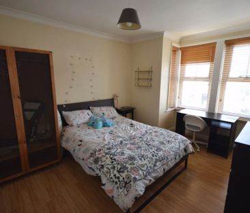 To Rent Shelbourne Road, Charminster, Bournemouth, BH8 £2,000 pcm T... - Photo 3