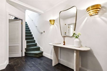 A stunning duplex in a period building on Ladbroke Gardens with direct access to communal gardens - Photo 2