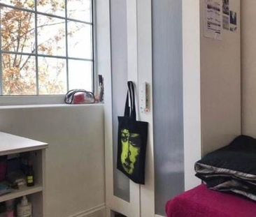 Room in a Shared Flat, Barons Court, NW9 - Photo 1