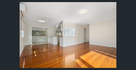 AIR-CONDITIONING... FULLY FENCED... DISHWASHER... RENOVATED... PLENTY OF STORAGE... - Photo 2