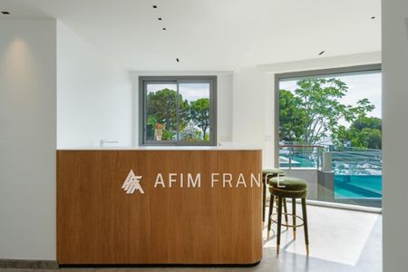 À seulement quelques pas de la plage, cette magnifique Villa b - Photo 4