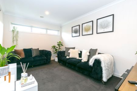 Stunning 4-Bedroom Home in Greenvale - Photo 3