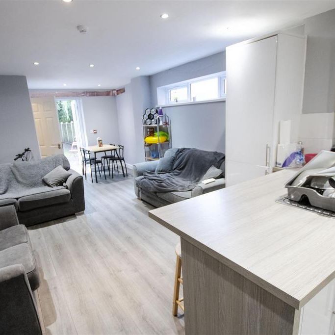 6 bedroom house to rent - Photo 1