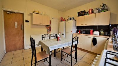 4 bedroom House in Hyde Park, Leeds - Photo 5