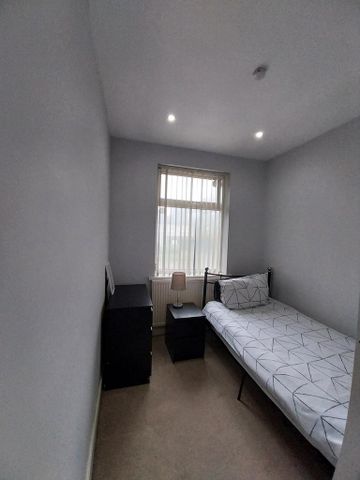 4 bedroom link detached house to rent - Photo 4