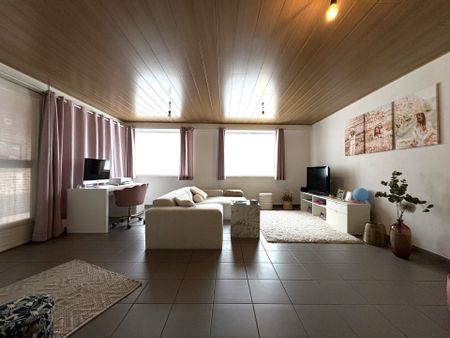 Ruim appartement met 4 slaapkamers en overdekte autostaanplaats - Photo 2