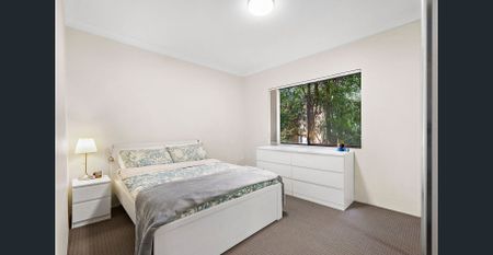 2 BEDROOM GEM IN THE HEART OF PARRAMATTA! GREAT VALUE! - Photo 2