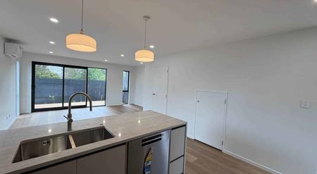 Brand New Modern Living: 3-Bed Townhouse in Pr... - Photo 4