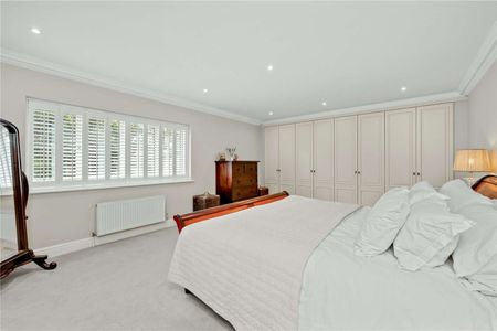 An impressive family home on the prestigious Oxshott Way Estate. With well planned and spacious accommodation, the property also benefits from a south facing garden and outdoor swimming pool - Photo 3