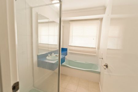 Spacious Family Home! - Photo 2