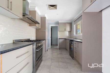 4 BEDROOM FAMILY HOME - Photo 3