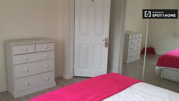 Huge room in 3-bedroom apartment in Tallaght, Dublin - Photo 1