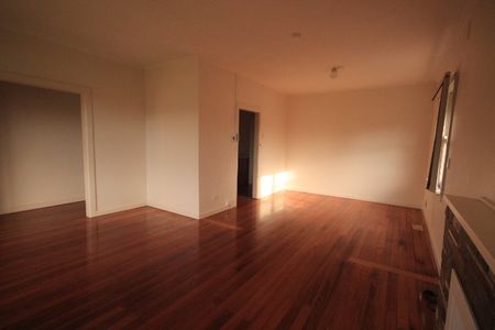 GRACEFUL LIVING, EXCEPTIONAL LOCATION - Photo 2
