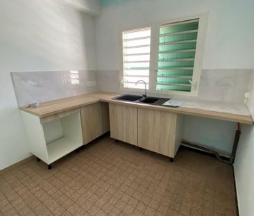 Location Appartement 4 pièces 85m² ST DENIS 97400 - Photo 2