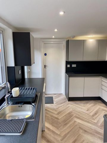 6 bedroom terraced house to rent - Photo 4