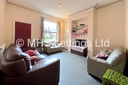 6 Bedroom Mid Terraced House for rent in Regent Park Avenue - Photo 2