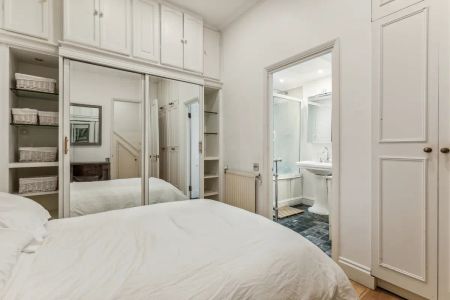 2 bedroom flat in South Kensington - Photo 5