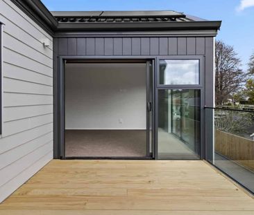 Stunning Executive Level Townhouse - Free Fibre Internet, Solar - Photo 1