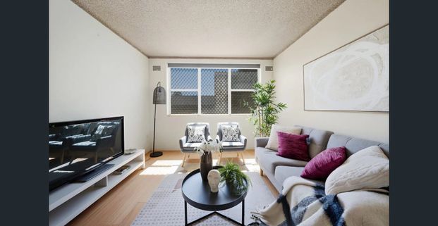 Renovated Ground-Floor Apartment - Photo 1