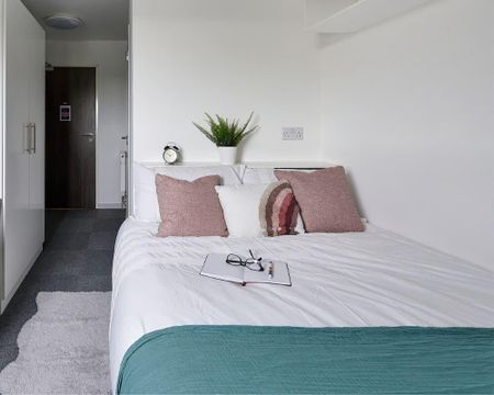 1 bedroom in a flat share to rent - Photo 4
