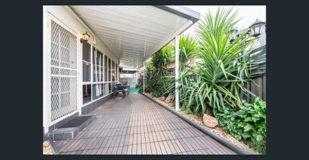 FOUR BEDROOM HOME WITH LARGE GAMES ROOM - Photo 4