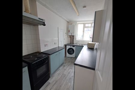 1 Bed Flat, Grand Parade, SW14 - Photo 3