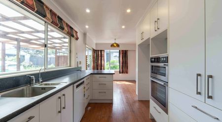 Well Presented Family Home - Photo 2