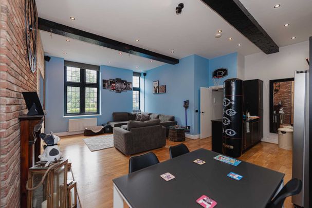 The Driftbridge, Epsom - Photo 1