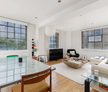 Two bedroom two bathroom warehouse conversion moments from the River in Shad Thames. This apartment offers character living within easy reach of London Bridge station. - Photo 2