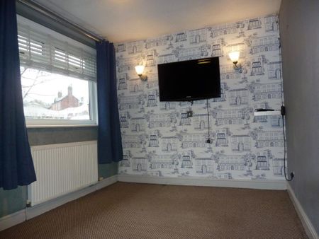 2 bedroom mews to rent - Photo 2
