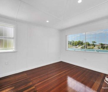 Delightful renovated home - Photo 6