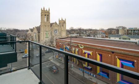 Manchester: Gold Accents – Penthouse Suite – 710 Westminster - Photo 3