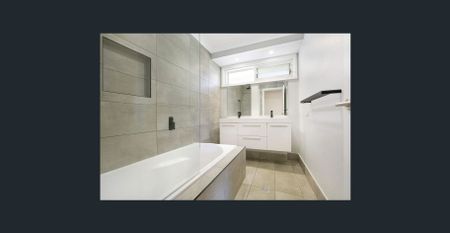 Charming Family Home in Farmborough Heights - Photo 3