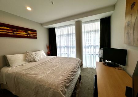 Three bedroom sun filled apartment - Photo 4