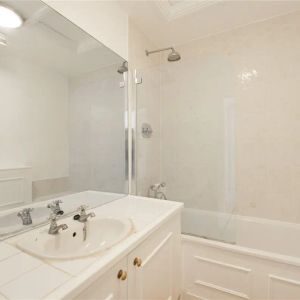 2 bedroom flat in Hyde Park - Photo 3