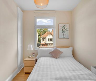 2 Bed Flat, Cranbrook Road, IG2 - Photo 2