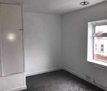 Partly Furnished 2 Bedroom Terrace - Photo 4