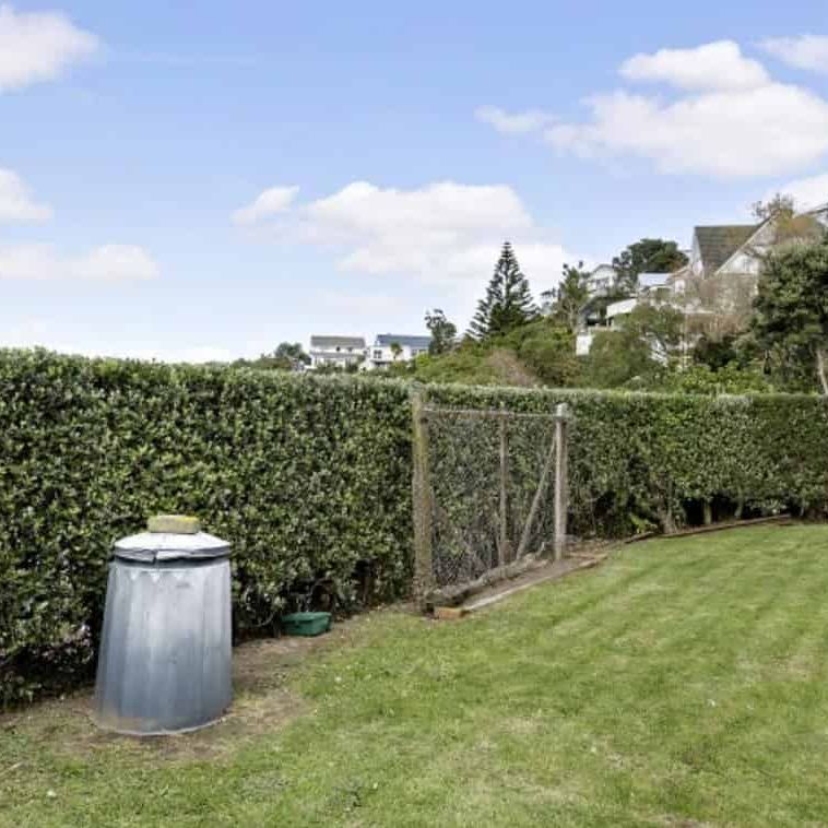 Sea views, flat lawn, close to shops & beach - Photo 1