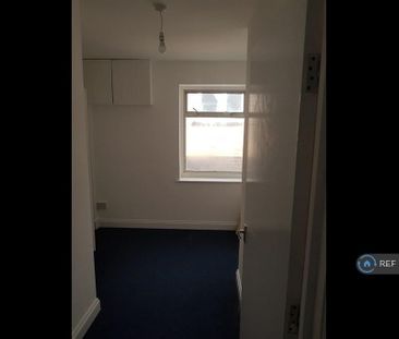 3 bedroom flat to rent - Photo 2