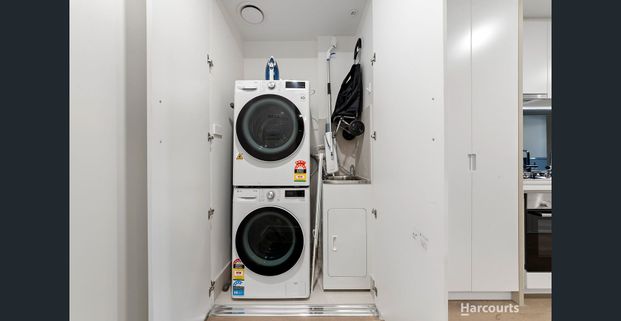 Fully Furnished Modern Living in the Heart of Doncaster - Photo 1