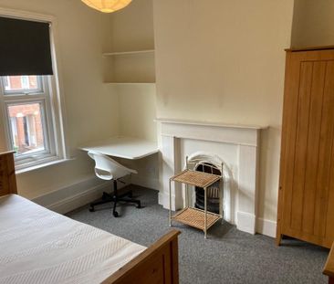 5 Bed Terraced House, Milton Road, SO15 - Photo 3