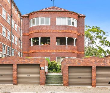 Tranquil Art Deco Apartment with Lock Up Garage - Photo 1