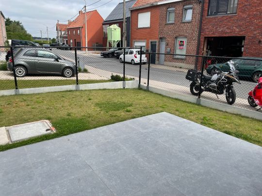 Drie slaapkamer EENGEZINSWONING met garage & tuin - Photo 1