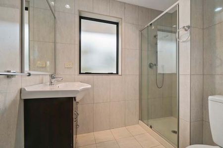 Modern and tidy brick &tile 2 bdrm+2 car parks - Photo 4